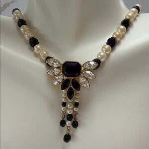 Vintage Elegant Black and White Pearl Necklace